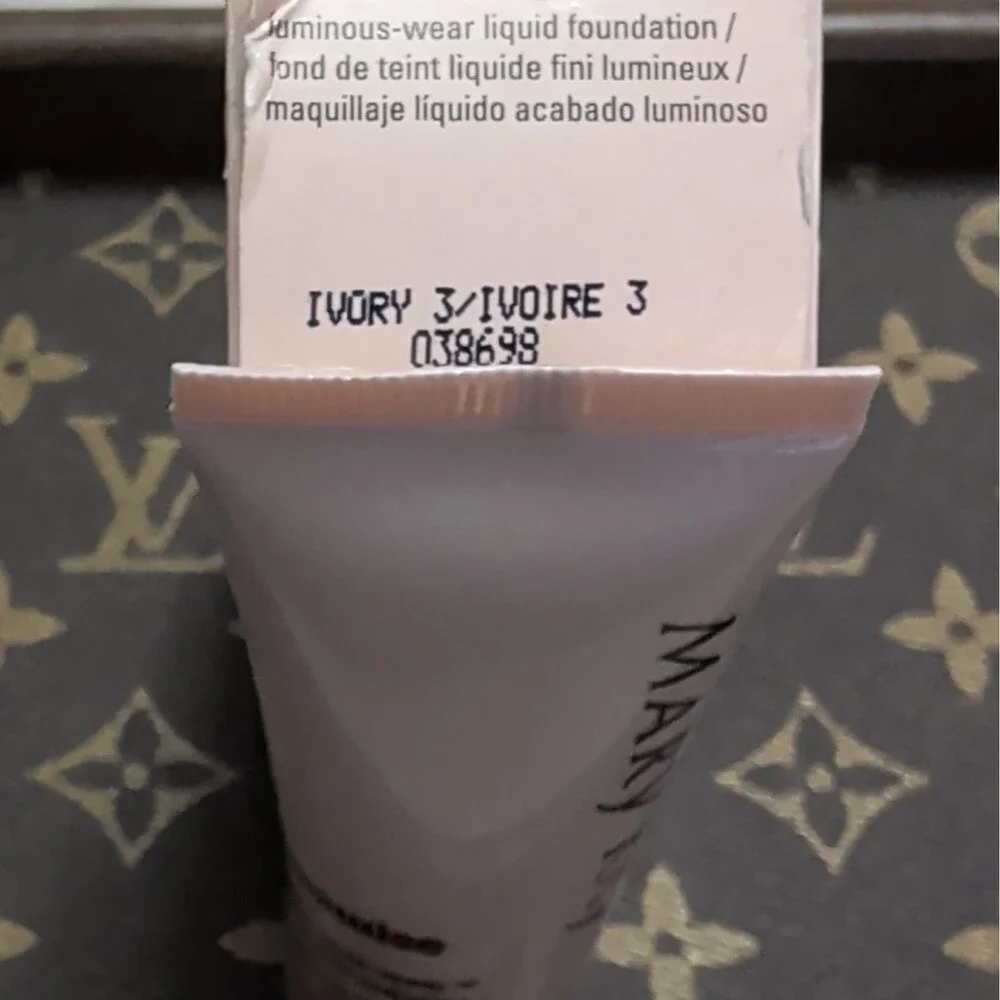 Mary Kay TimeWise Luminous-Wear Liquid Foundation Ivory 3 1 fl oz MPN 038698